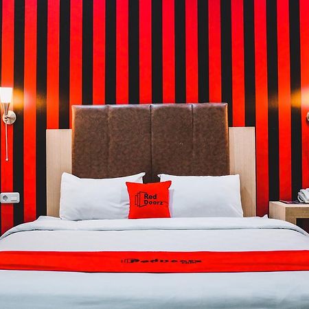 Reddoorz Plus Near Mall Panakukang Makassar Buitenkant foto