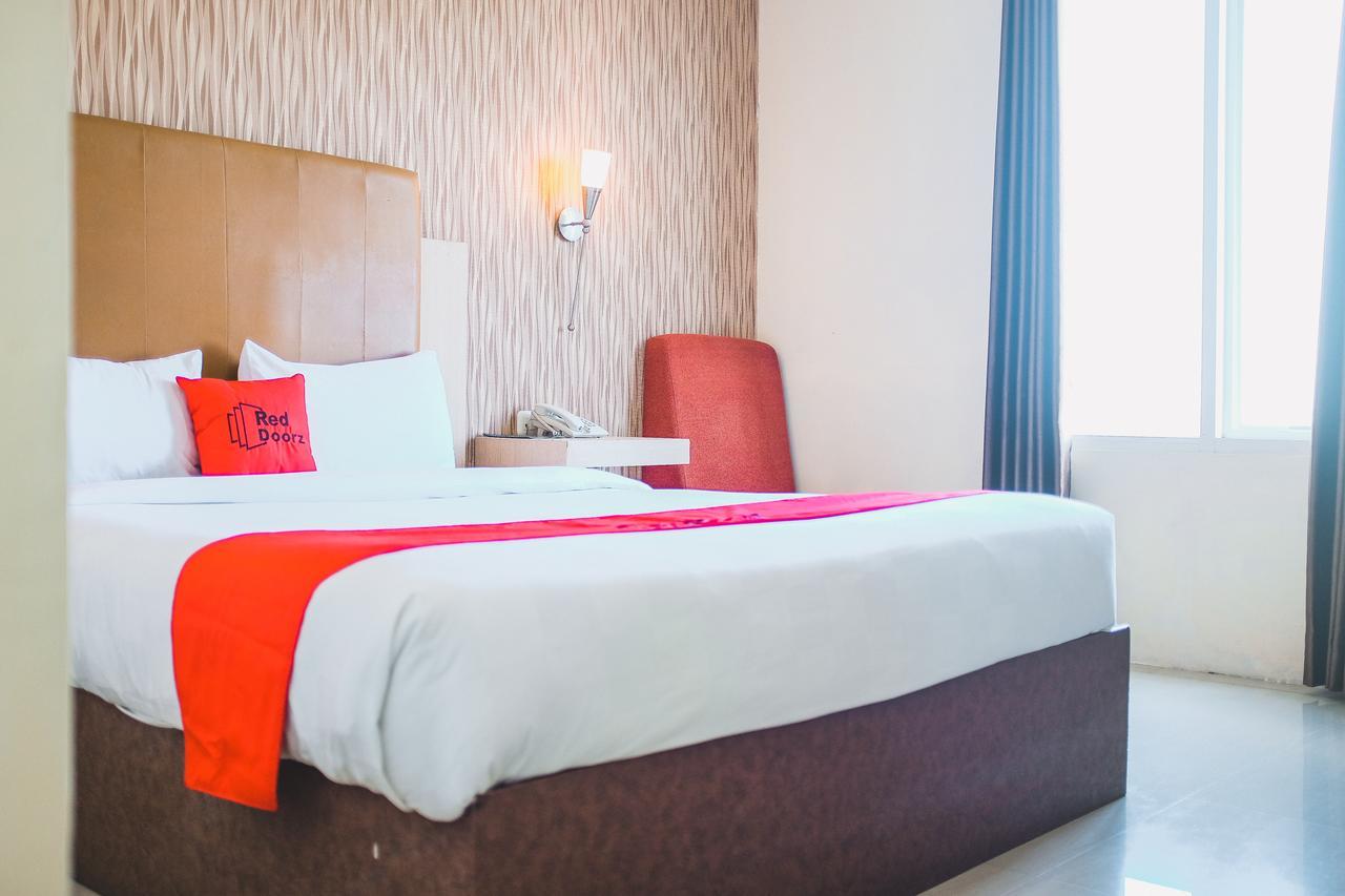 Reddoorz Plus Near Mall Panakukang Makassar Buitenkant foto